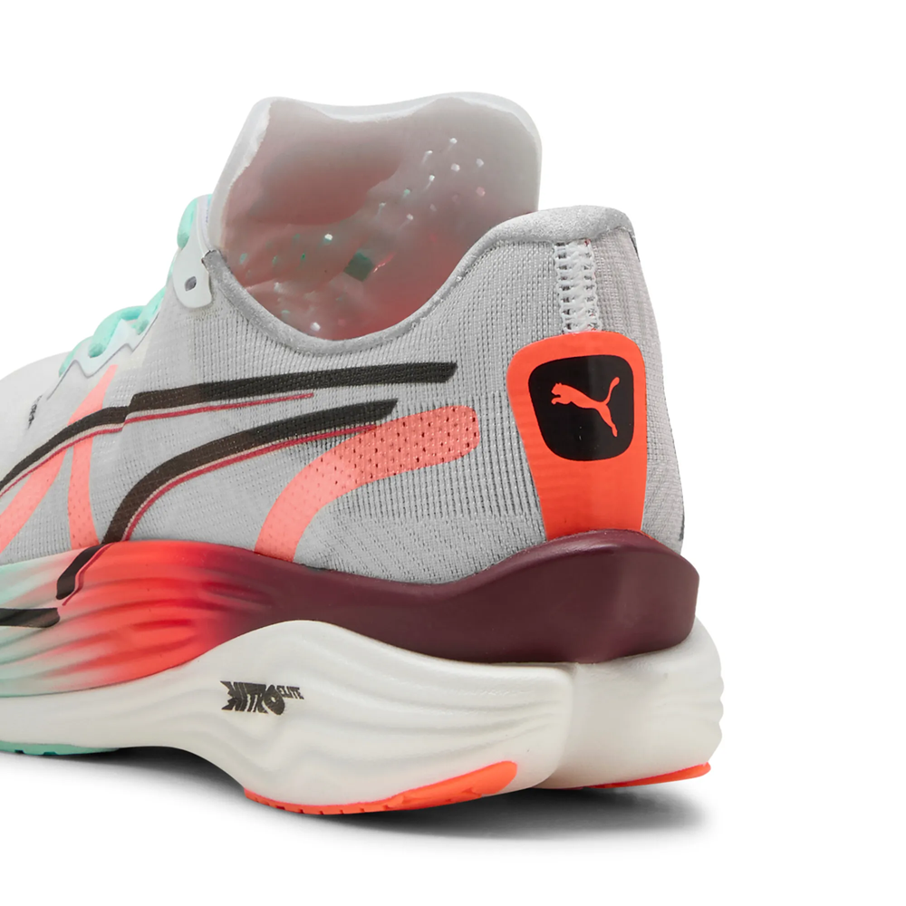 PUMA x HYROX Deviate NITRO Elite 3 Herren-Laufschuhe in Weiß mit türkisfarbenen Schnürsenkeln, Carbonplatte und rot-grünem Farbverlauf in der Sohle 