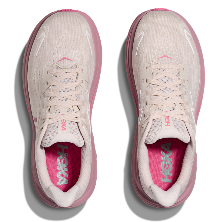 HOKA Clifton 10 Damen-Laufschuh in Beige mit pinkfarbener Sohle und rosafarbenem Logo 