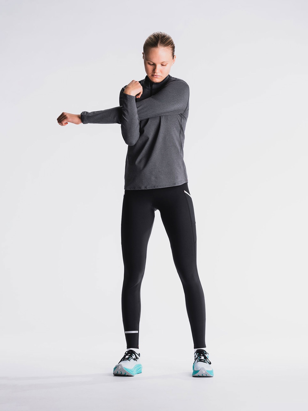 schwarzen Fusion C3 Long Tights an einem männlichen Model – enganliegend, mit dezentem Reflexstreifen am Beinabschluss