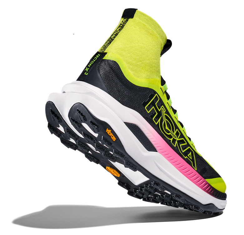Hoka Tecton X 3 in auffälligem Design mit gelb-neongrüner Sockenkonstruktion, schwarzem Mesh-Obermaterial, großem HOKA-Logo und pink-weiß-schwarzer Zwischensohle mit Vibram-Außensohle Hoka Tecton X 3 in auffälligem Design mit gelb-neongrüner Sockenkonstruktion, schwarzem Mesh-Obermaterial, großem HOKA-Logo und pink-weiß-schwarzer Zwischensohle mit Vibram-Außensohle