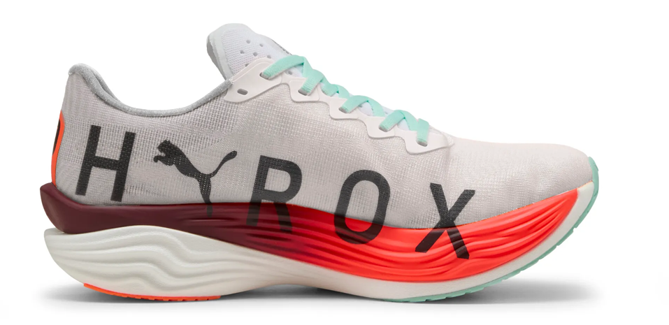 PUMA x HYROX Deviate NITRO Elite 3 Herren-Laufschuhe in Weiß mit türkisfarbenen Schnürsenkeln, Carbonplatte und rot-grünem Farbverlauf in der Sohle 