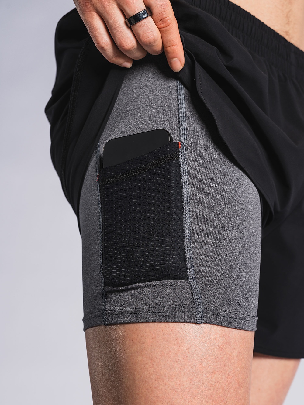 Fusion Men’s C3 Run Shorts in Schwarz, seitliche Ansicht mit sichtbar integrierter Innentight