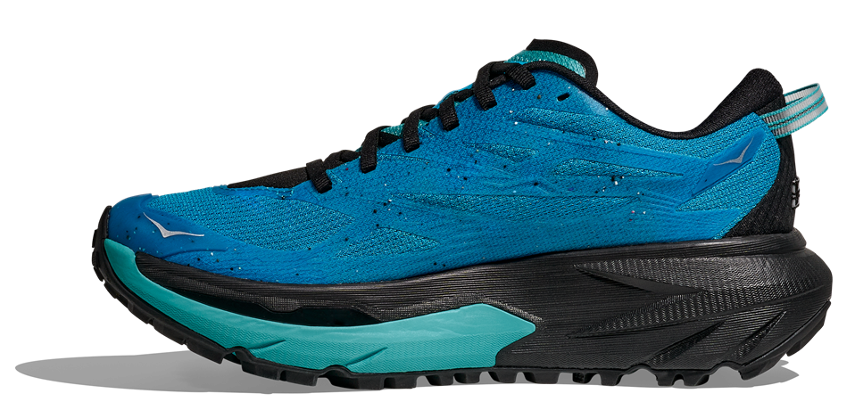 Seitenansicht des HOKA Mafate 5 in Hellblau mit schwarz/ blauer Sohle mit griffiger Vibram®-Sohle und technischem Mesh-Obermaterial