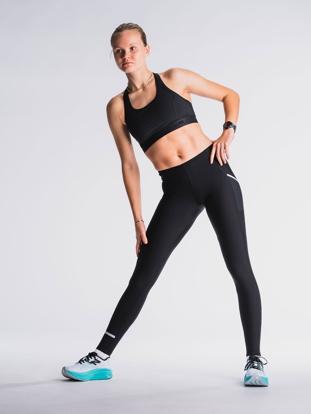 schwarzen Fusion C3 Long Tights an einem männlichen Model – enganliegend, mit dezentem Reflexstreifen am Beinabschluss
