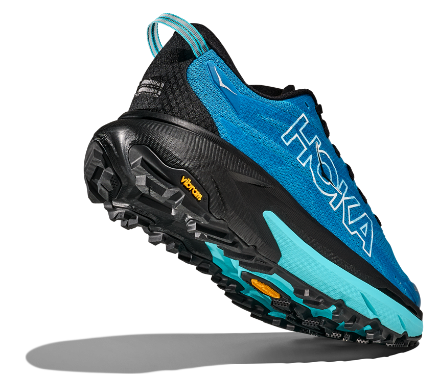 Seitenansicht des HOKA Mafate 5 in Hellblau mit schwarz/ blauer Sohle mit griffiger Vibram®-Sohle und technischem Mesh-Obermaterial