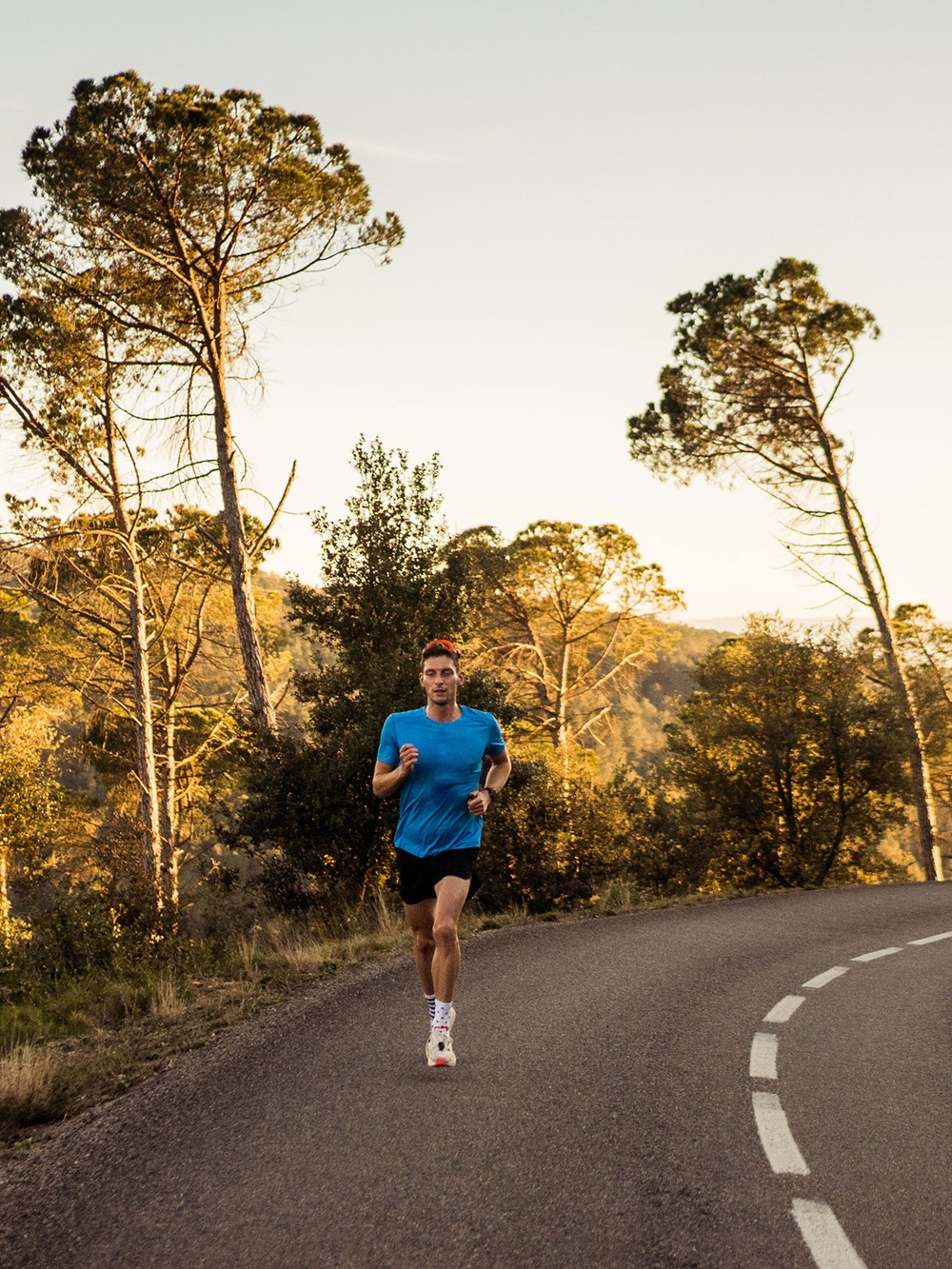 Fusion Men’s C3 Run Shorts in Schwarz, seitliche Ansicht mit sichtbar integrierter Innentight