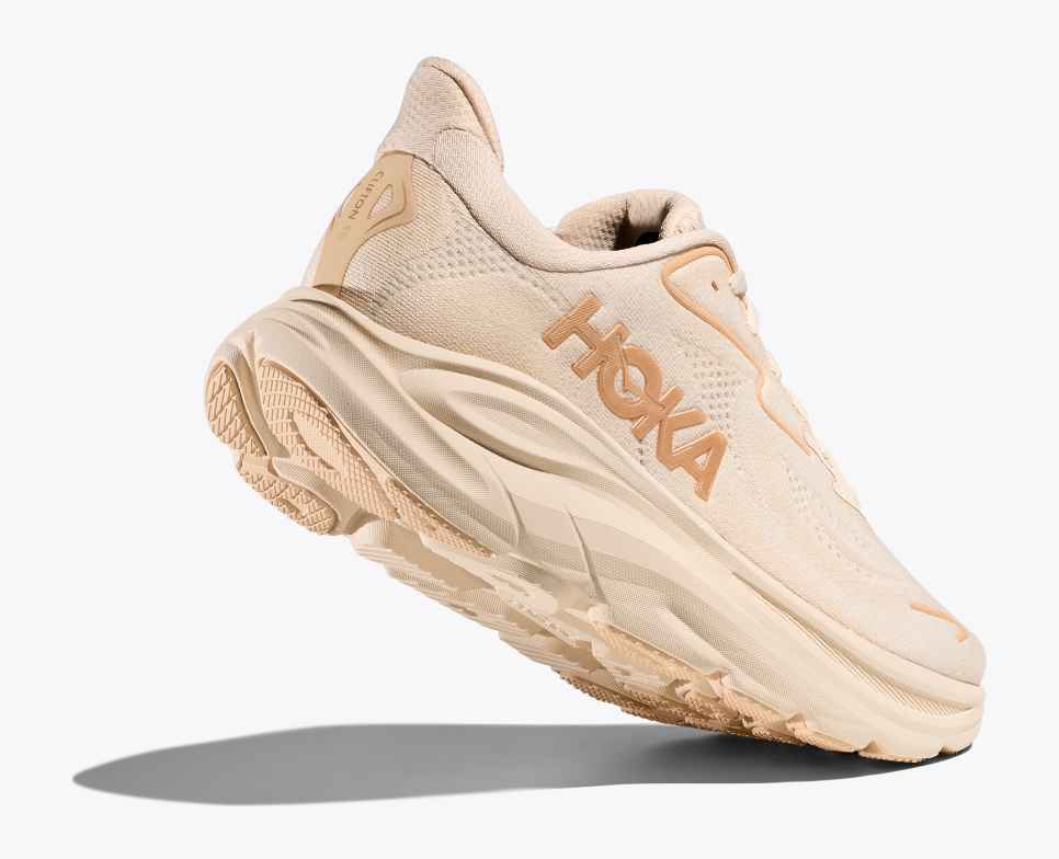 HOKA Laufschuh Modell Clifton 10 in Vanillefarbe 