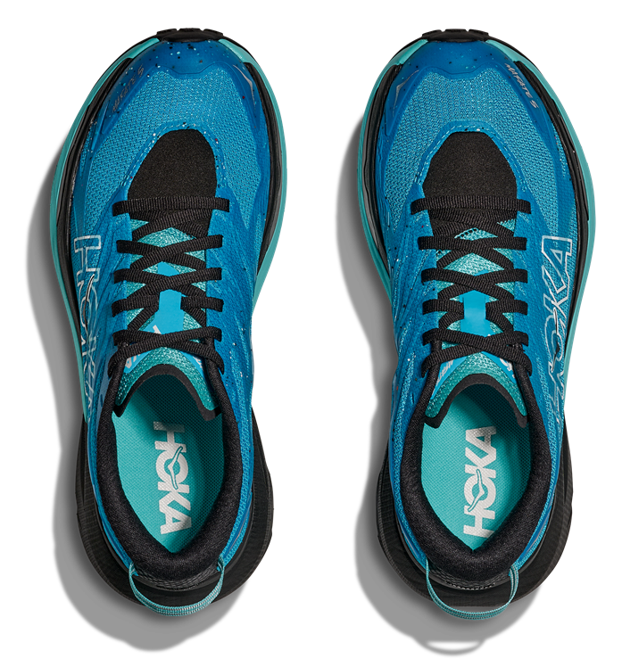 Seitenansicht des HOKA Mafate 5 in Hellblau mit schwarz/ blauer Sohle mit griffiger Vibram®-Sohle und technischem Mesh-Obermaterial