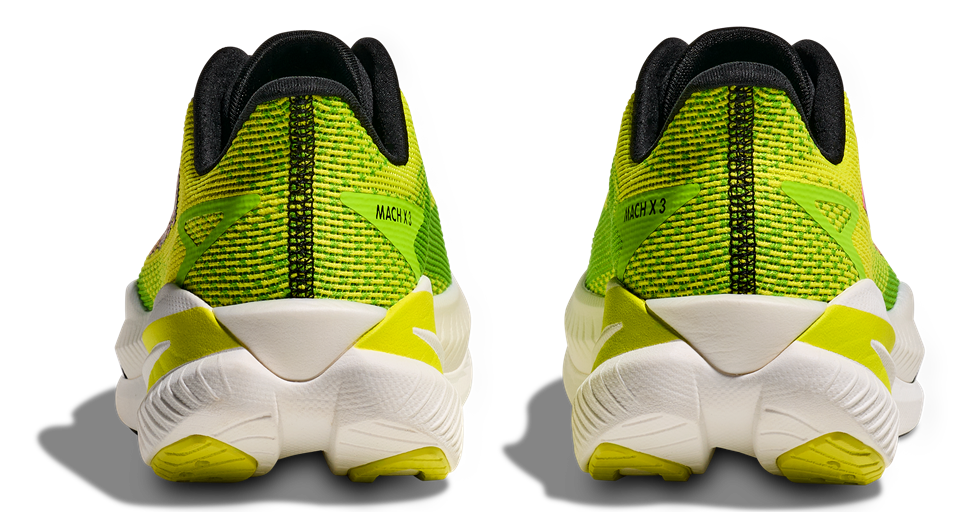 Hoka Mach X 3 Laufschuh in leuchtendem Gelb-Grün mit schwarzer Sohle und schwarzen Schnürsenkeln, seitlich mit großem HOKA-Logo