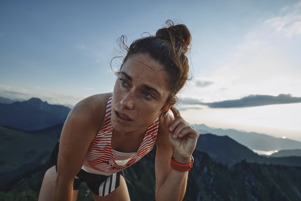 Suunto Wing 2 schwarz  getragen an einer Frau