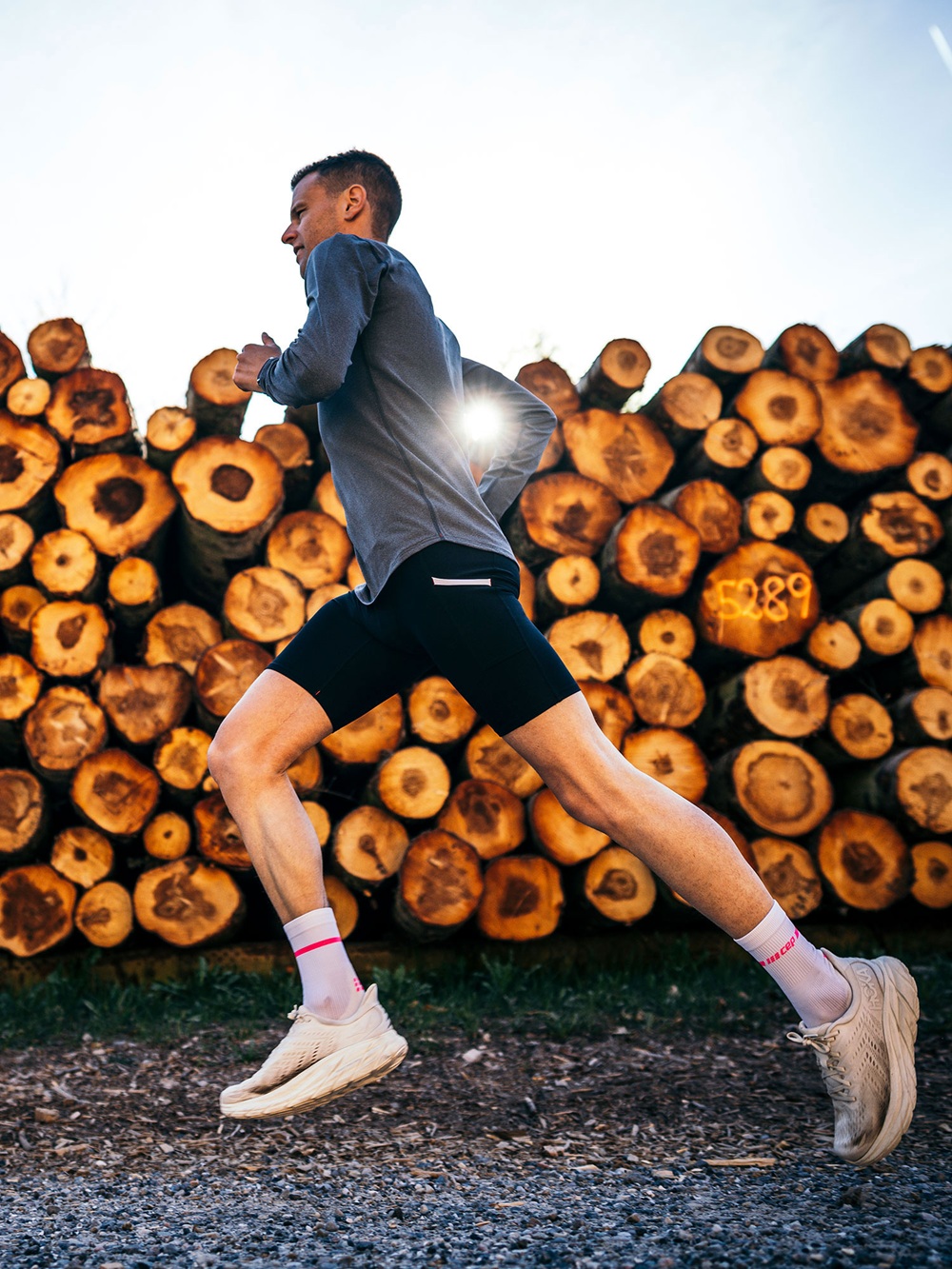 Fusion C3 Short Tights in Schwarz – eng anliegende, funktionelle Laufhose mit seitlichen Taschen