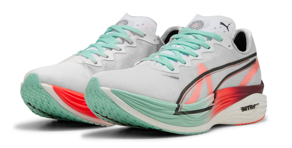 PUMA x HYROX Deviate NITRO Elite 3 Herren-Laufschuhe in Weiß mit türkisfarbenen Schnürsenkeln, Carbonplatte und rot-grünem Farbverlauf in der Sohle 