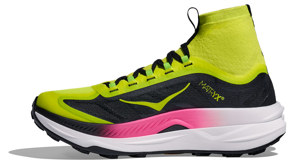 Hoka Tecton X 3 in auffälligem Design mit gelb-neongrüner Sockenkonstruktion, schwarzem Mesh-Obermaterial, großem HOKA-Logo und pink-weiß-schwarzer Zwischensohle mit Vibram-Außensohle Hoka Tecton X 3 in auffälligem Design mit gelb-neongrüner Sockenkonstruktion, schwarzem Mesh-Obermaterial, großem HOKA-Logo und pink-weiß-schwarzer Zwischensohle mit Vibram-Außensohle