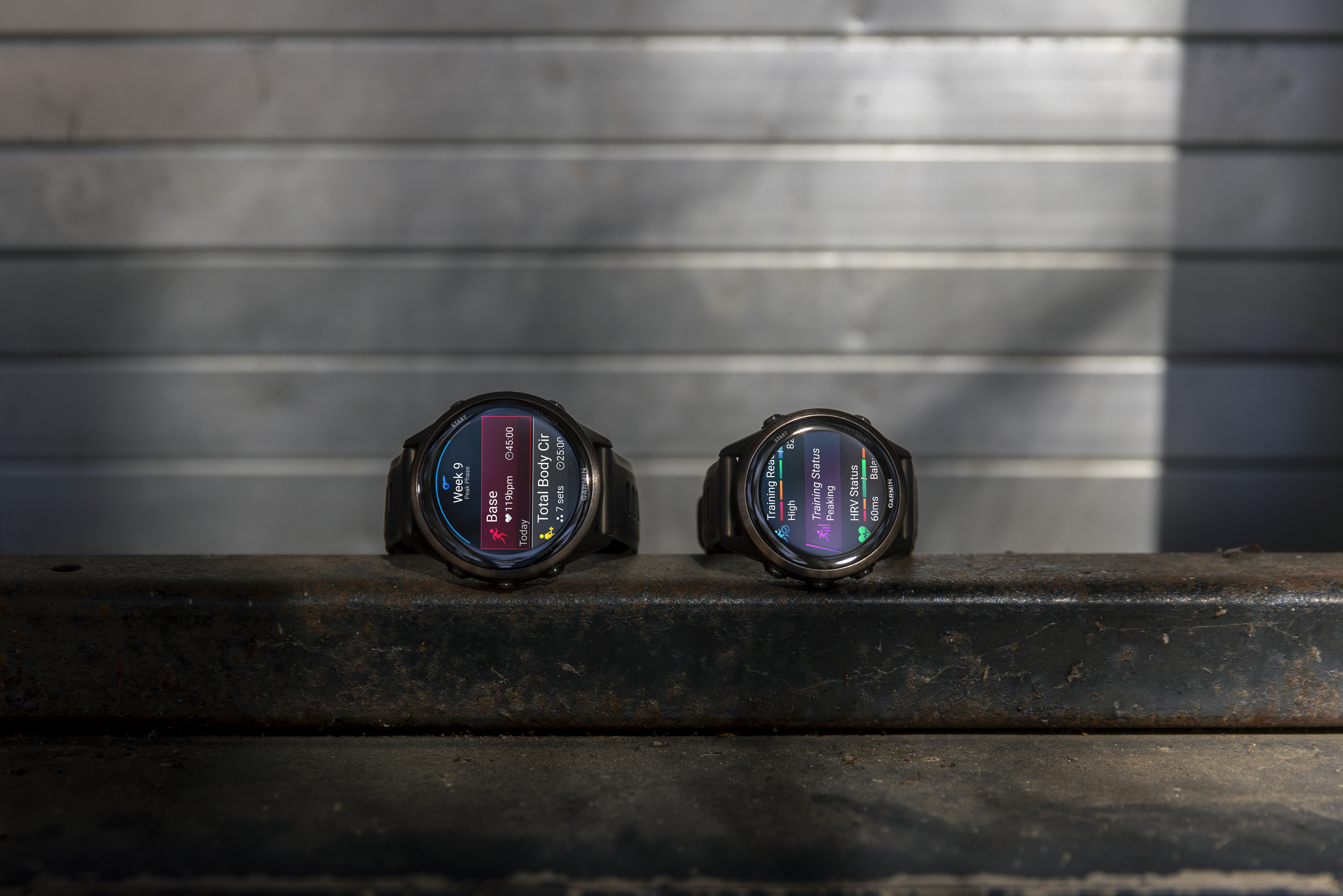 06-Forerunner-570-47mm-laufuhr-uhren-vor-wand-schwarz