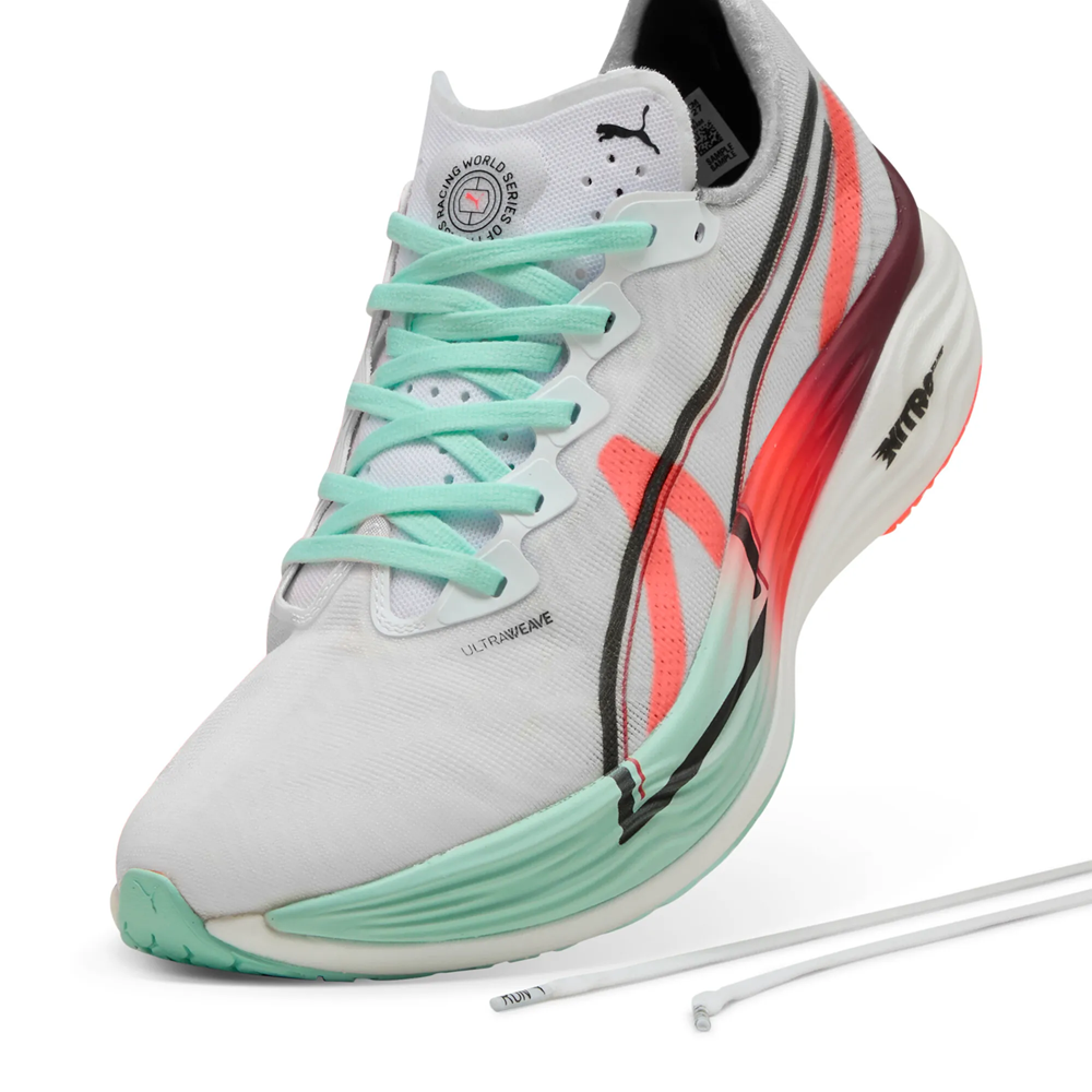 PUMA x HYROX Deviate NITRO Elite 3 Herren-Laufschuhe in Weiß mit türkisfarbenen Schnürsenkeln, Carbonplatte und rot-grünem Farbverlauf in der Sohle 
