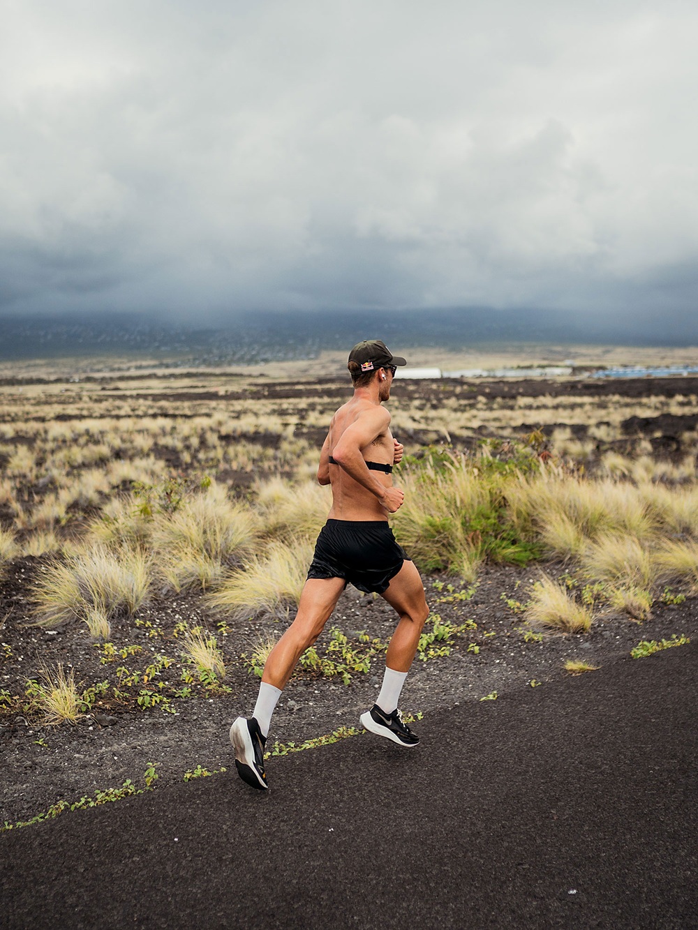 Fusion Men’s C3 Run Shorts in Schwarz, seitliche Ansicht mit sichtbar integrierter Innentight