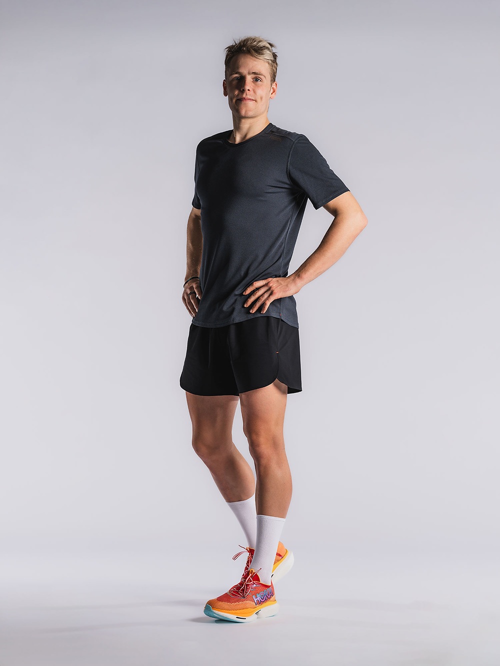 Fusion Men’s C3 Run Shorts in Schwarz, seitliche Ansicht mit sichtbar integrierter Innentight