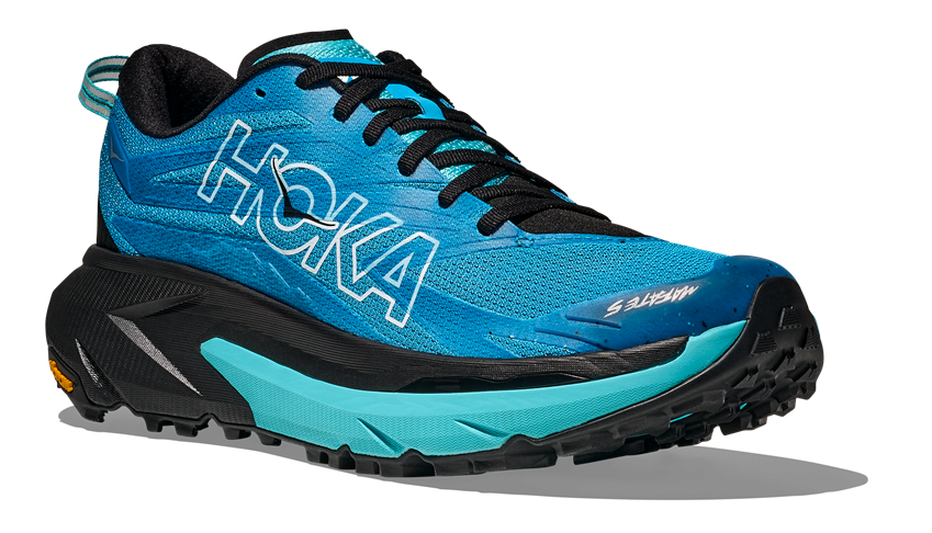 Seitenansicht des HOKA Mafate 5 in Hellblau mit schwarz/ blauer Sohle mit griffiger Vibram®-Sohle und technischem Mesh-Obermaterial