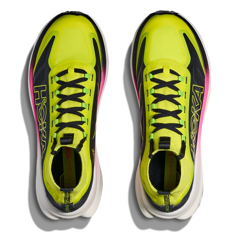 Hoka Tecton X 3 in auffälligem Design mit gelb-neongrüner Sockenkonstruktion, schwarzem Mesh-Obermaterial, großem HOKA-Logo und pink-weiß-schwarzer Zwischensohle mit Vibram-Außensohle Hoka Tecton X 3 in auffälligem Design mit gelb-neongrüner Sockenkonstruktion, schwarzem Mesh-Obermaterial, großem HOKA-Logo und pink-weiß-schwarzer Zwischensohle mit Vibram-Außensohle