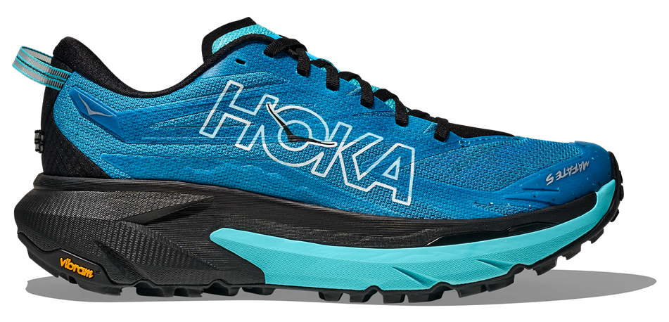 Seitenansicht des HOKA Mafate 5 in Hellblau mit schwarz/ blauer Sohle mit griffiger Vibram®-Sohle und technischem Mesh-Obermaterial