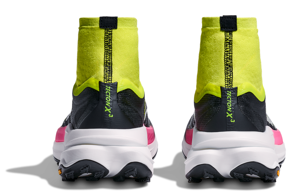Hoka Tecton X 3 in auffälligem Design mit gelb-neongrüner Sockenkonstruktion, schwarzem Mesh-Obermaterial, großem HOKA-Logo und pink-weiß-schwarzer Zwischensohle mit Vibram-Außensohle Hoka Tecton X 3 in auffälligem Design mit gelb-neongrüner Sockenkonstruktion, schwarzem Mesh-Obermaterial, großem HOKA-Logo und pink-weiß-schwarzer Zwischensohle mit Vibram-Außensohle