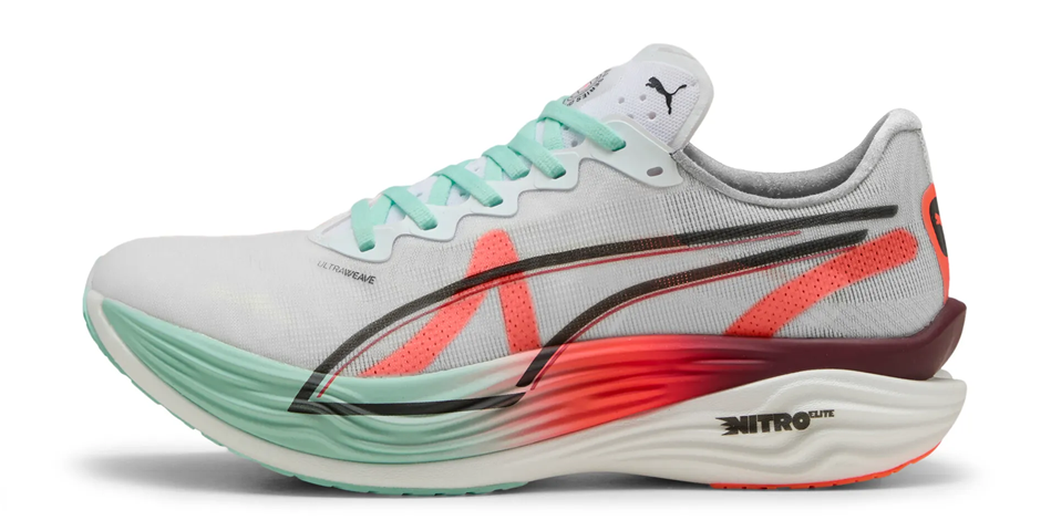 PUMA x HYROX Deviate NITRO Elite 3 Herren-Laufschuhe in Weiß mit türkisfarbenen Schnürsenkeln, Carbonplatte und rot-grünem Farbverlauf in der Sohle 