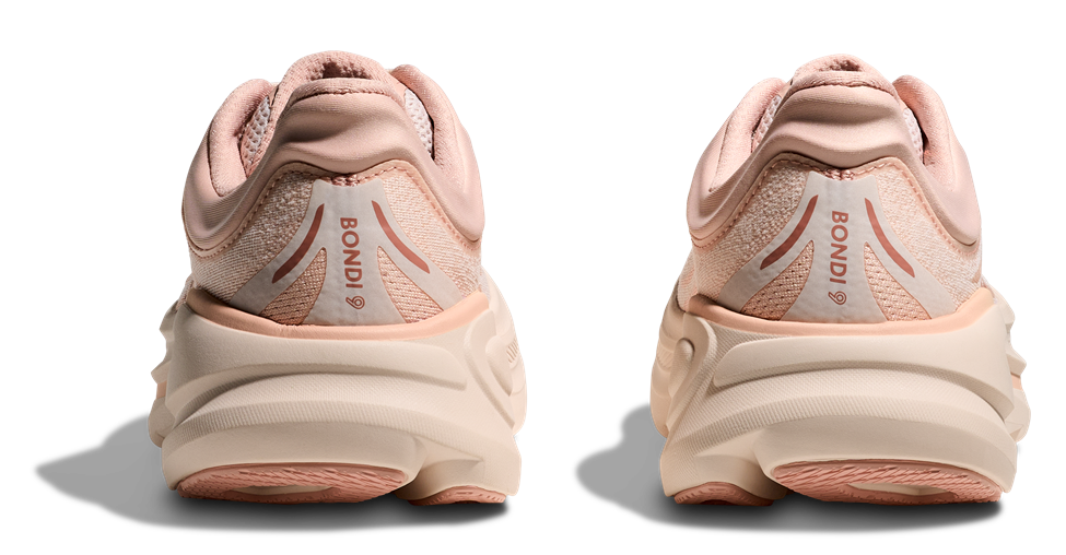 HOKA Bondi 9 Damen-Laufschuh in Rosa-Beige mit maximaler Dämpfung und atmungsaktivem Mesh-Obermaterial.