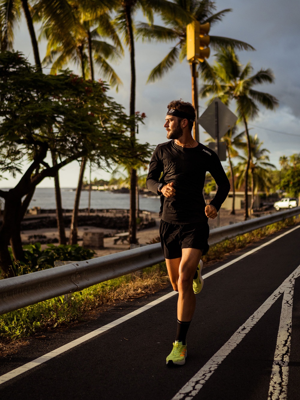Fusion Men’s C3 Run Shorts in Schwarz, seitliche Ansicht mit sichtbar integrierter Innentight
