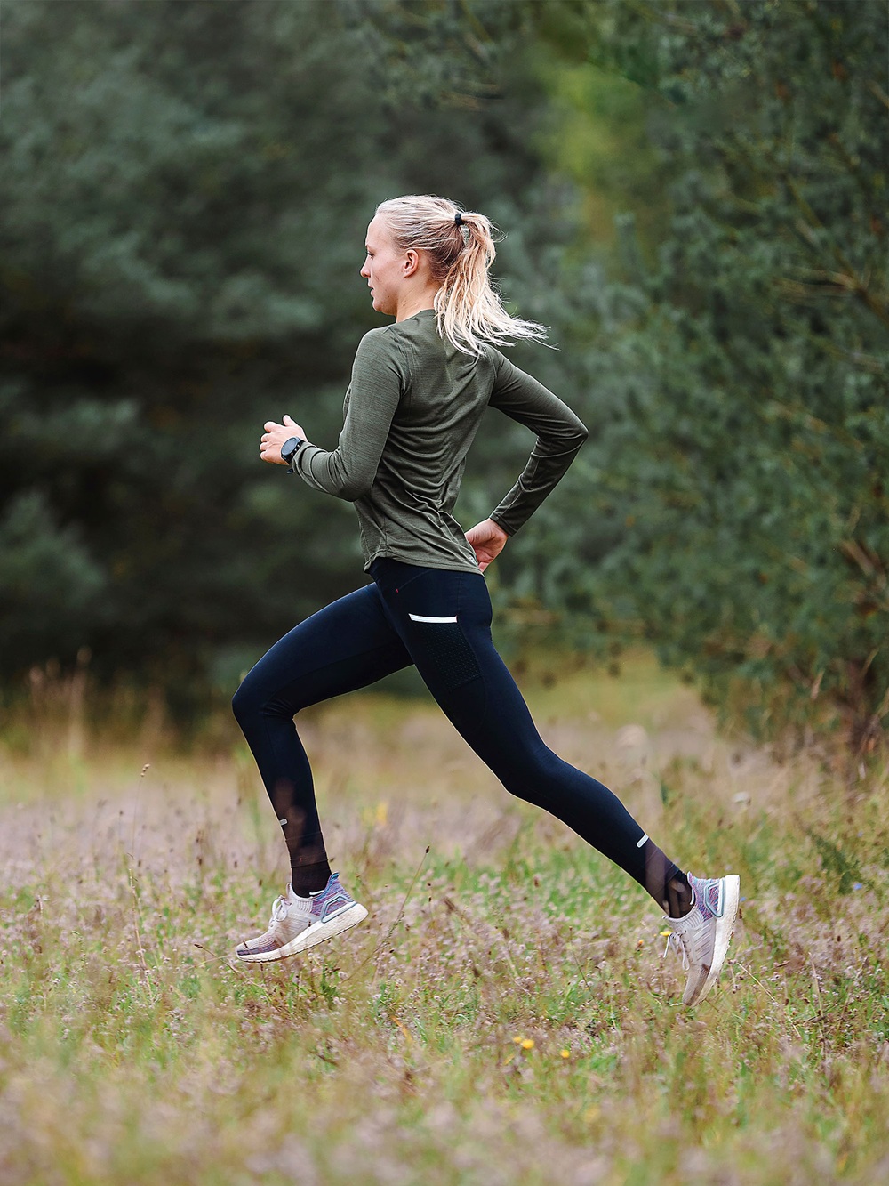 schwarzen Fusion C3 Long Tights an einem männlichen Model – enganliegend, mit dezentem Reflexstreifen am Beinabschluss