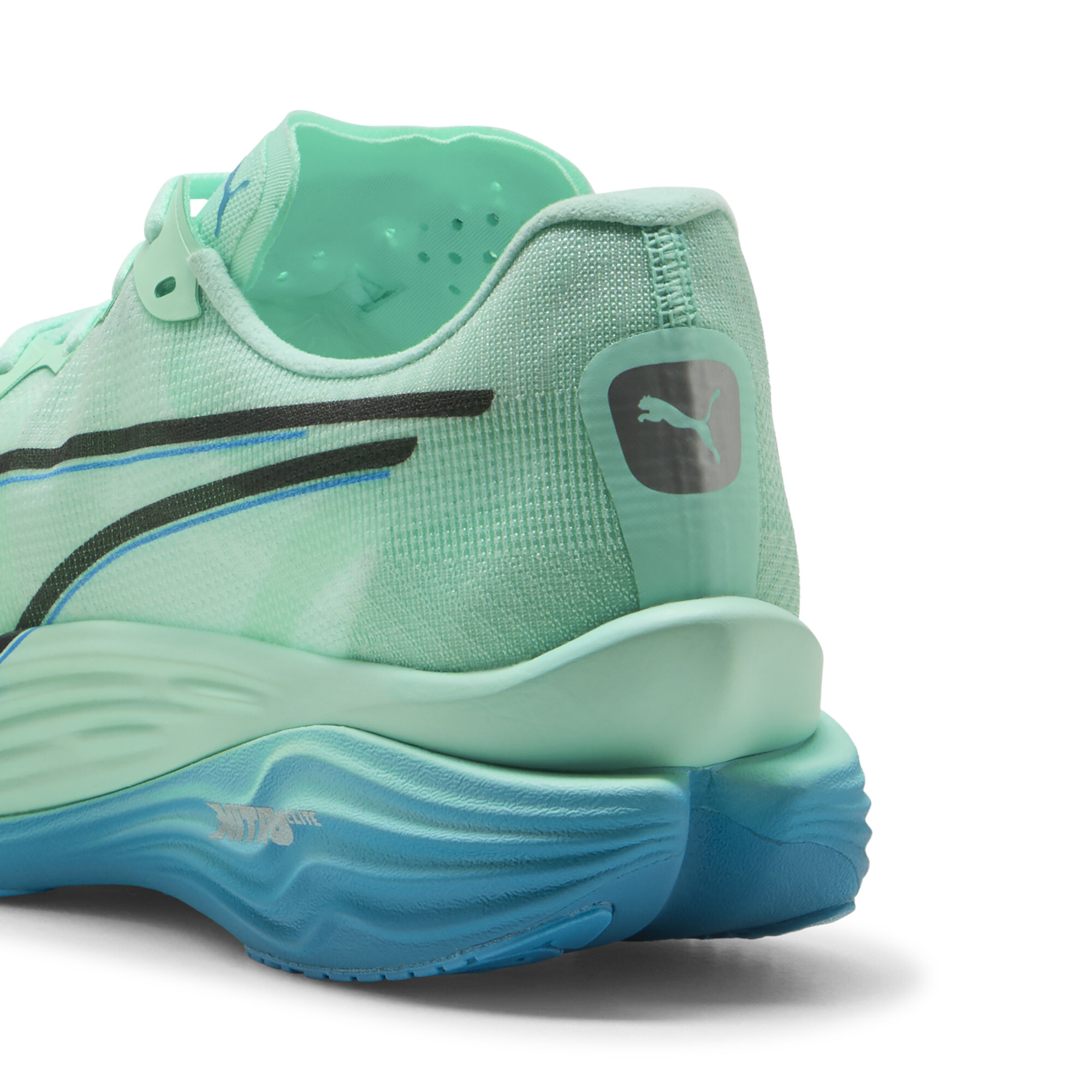 PUMA Deviate NITRO Elite 3 Laufschuh in Mintgrün mit blauer Sohle und seitlichem Logo – leichter Wettkampfschuh für maximale Performance.