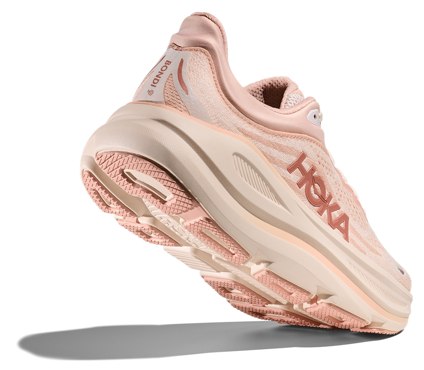 HOKA Bondi 9 Damen-Laufschuh in Rosa-Beige mit maximaler Dämpfung und atmungsaktivem Mesh-Obermaterial.