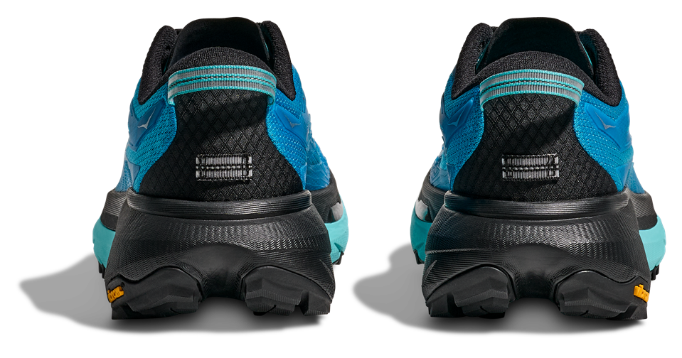 Seitenansicht des HOKA Mafate 5 in Hellblau mit schwarz/ blauer Sohle mit griffiger Vibram®-Sohle und technischem Mesh-Obermaterial